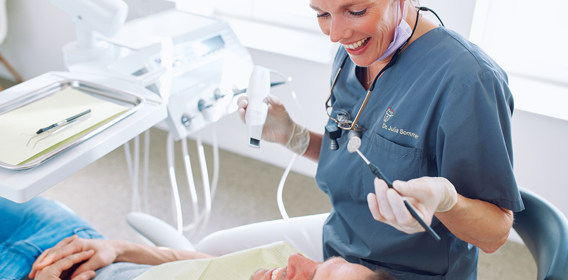 Sommer bei der Behandlung mit Spiegel und elektrischem Gerät