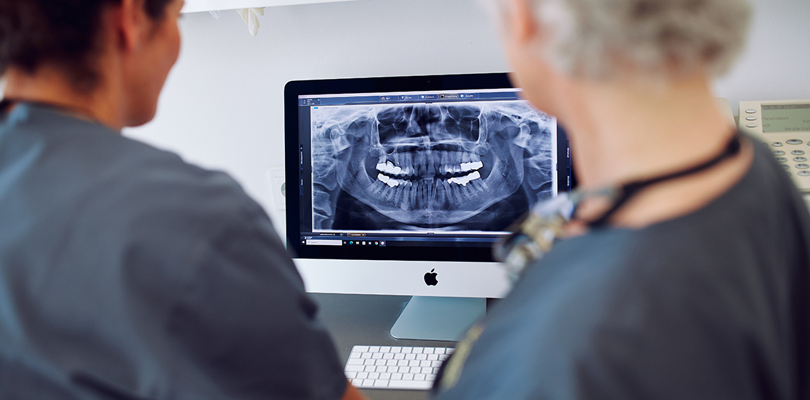 Wacker und Sommer von hinten beim Blick auf Röntgenbild