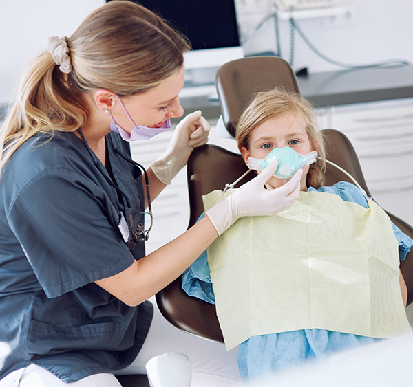 Mitarbeiterin mit Kind, das die Maske aufhat