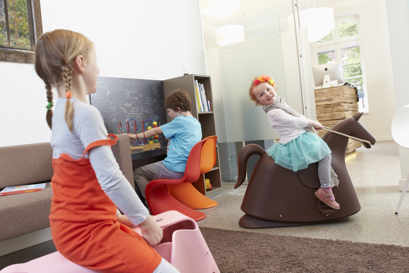 Spielende Kinder im Warteraum