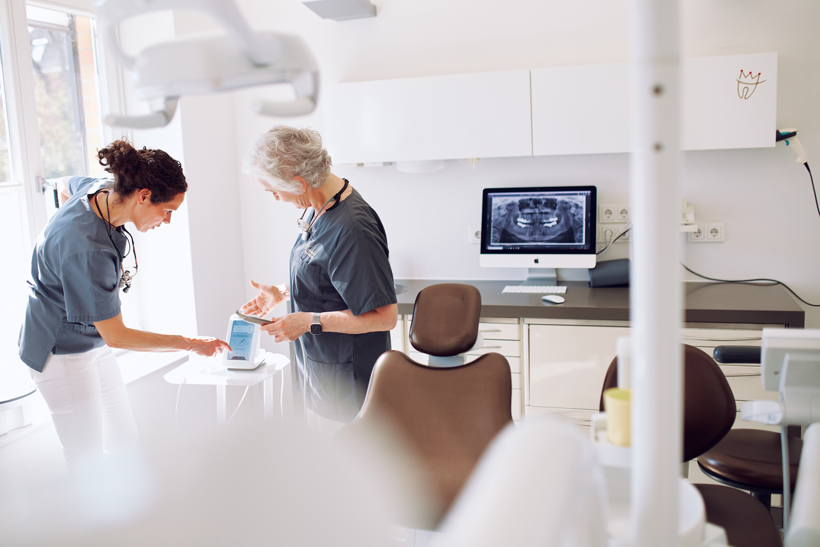 Behandlungszimmer mit Röntgenbild - links arbeiten Sommer und Wacker