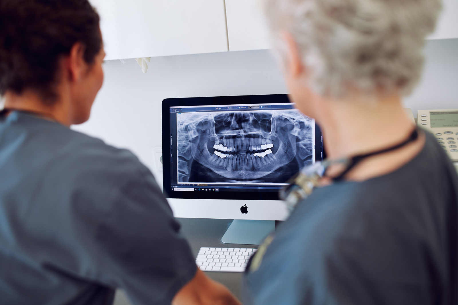 Sommer und Wacker schauen auf Bildschirm Ansicht von hinten