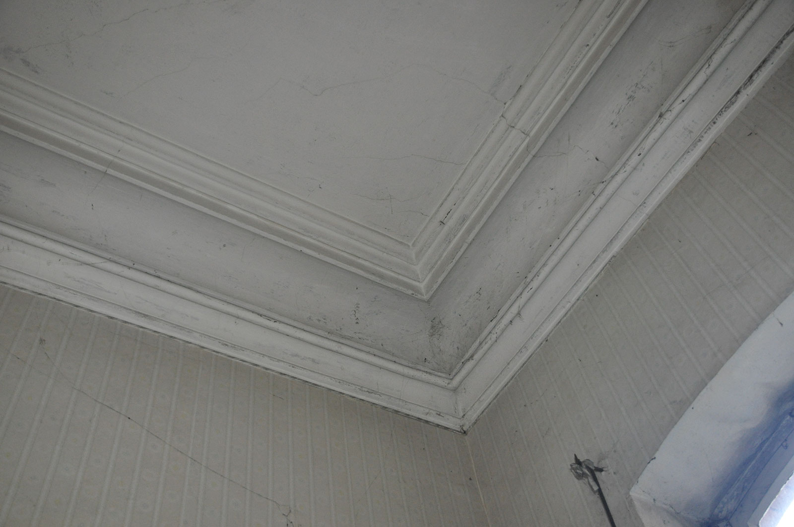 Vor Renovierung Zimmerdecke Ecke Rundgang21