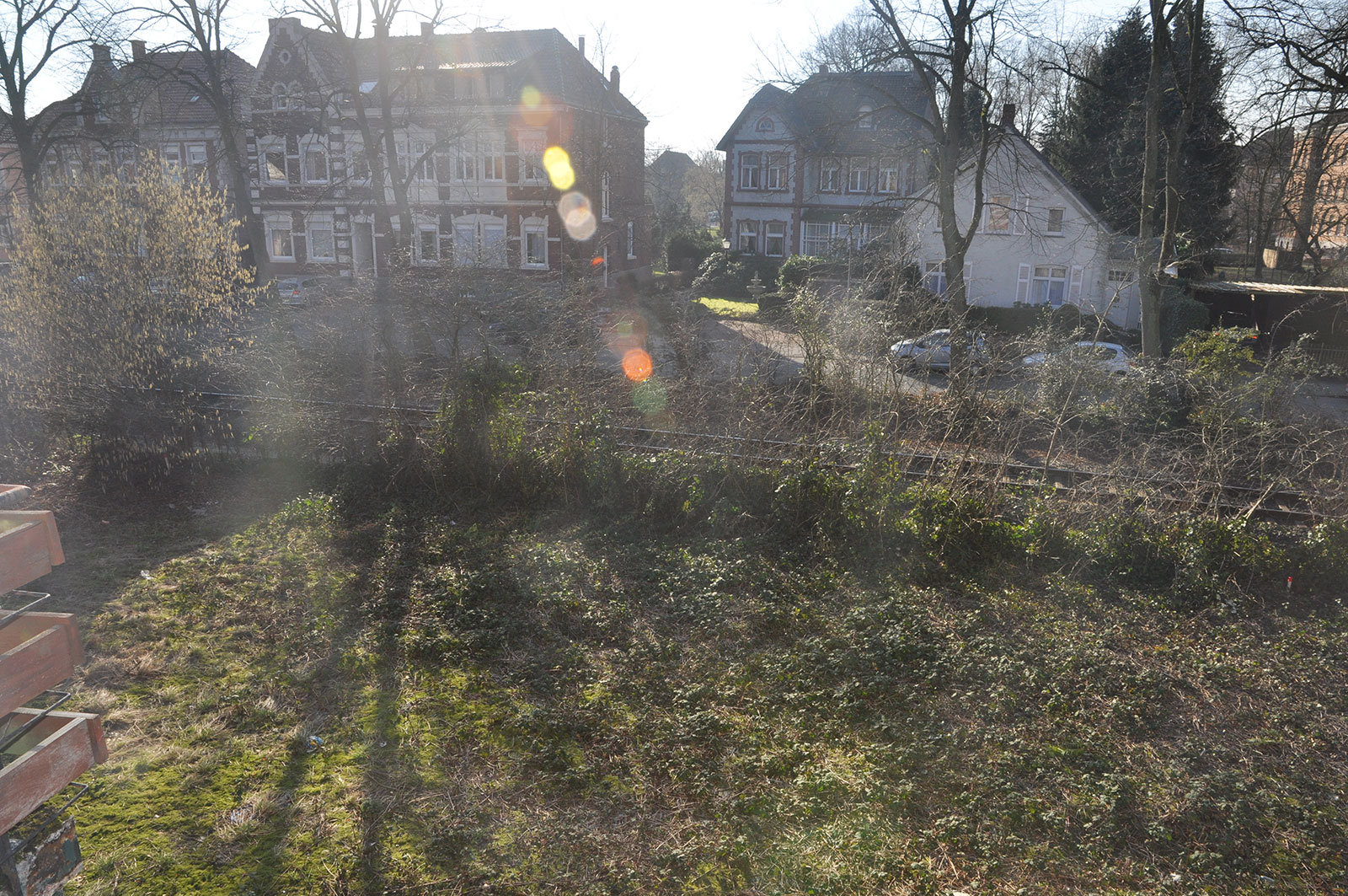 Grünfläche mit Hüsern im Hintergrund