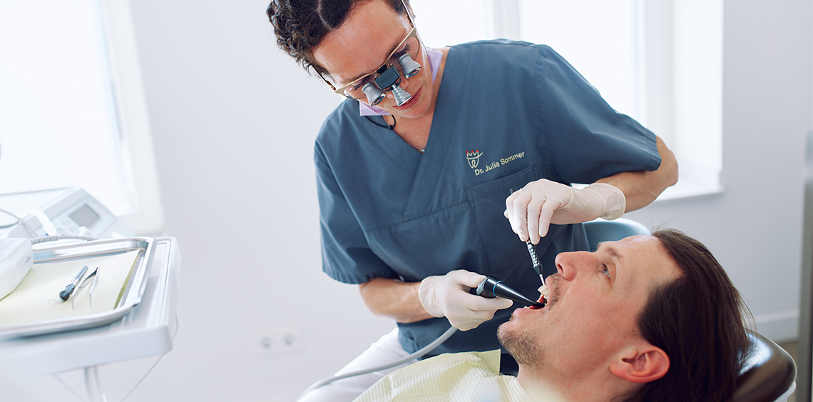 Sommer behandelt einen Patienten und hat Spezialoptik dafür